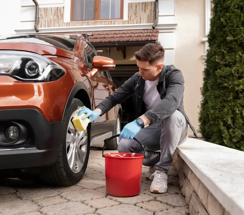 Lavage auto à domicile Saint-Germain-de-Tournebut : professionnel intervenant sur un véhicule